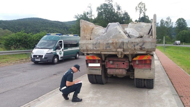 Niesprawna ciężarówka i źle zabezpieczony ładunek w Łękawicy