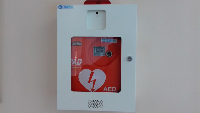 Defibrylator AED do dyspozycji mieszkańców w Komisariacie w Kalwarii Zebrzydowskiej
