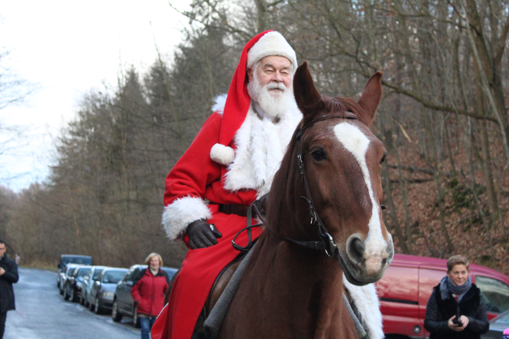 Mikołaj na koniu w Zarzycach Małych