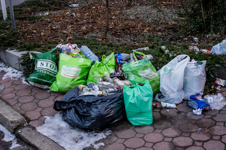 Wysypisko śmieci na głównej ulicy miasta straszy mieszkańców i turystów!