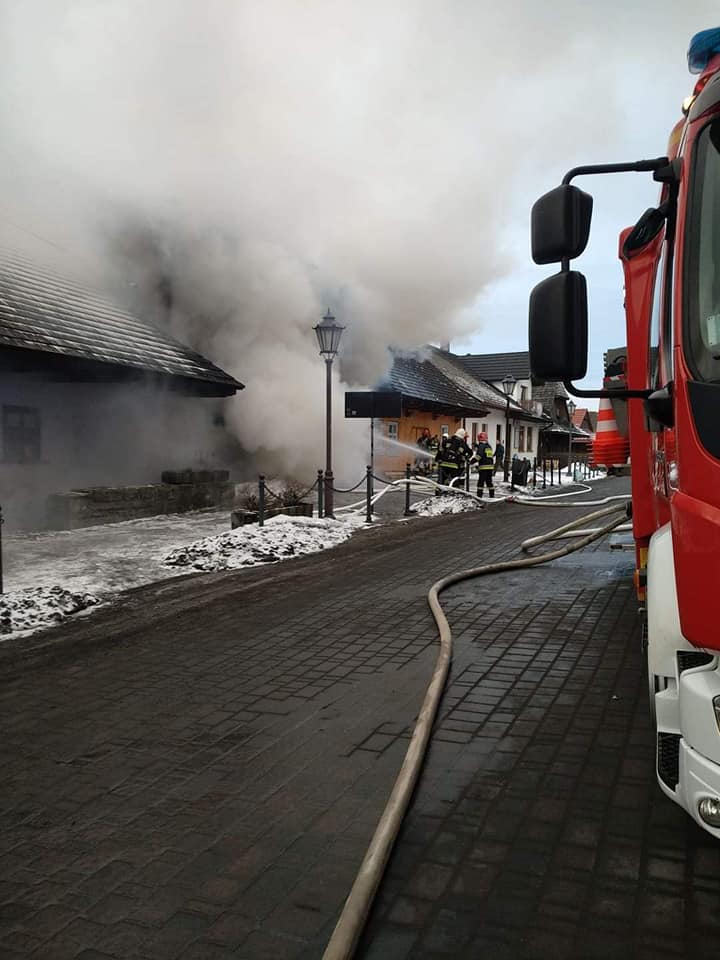 Strażacy walczyli z ogniem w zabytkowym centrum Lanckorony
