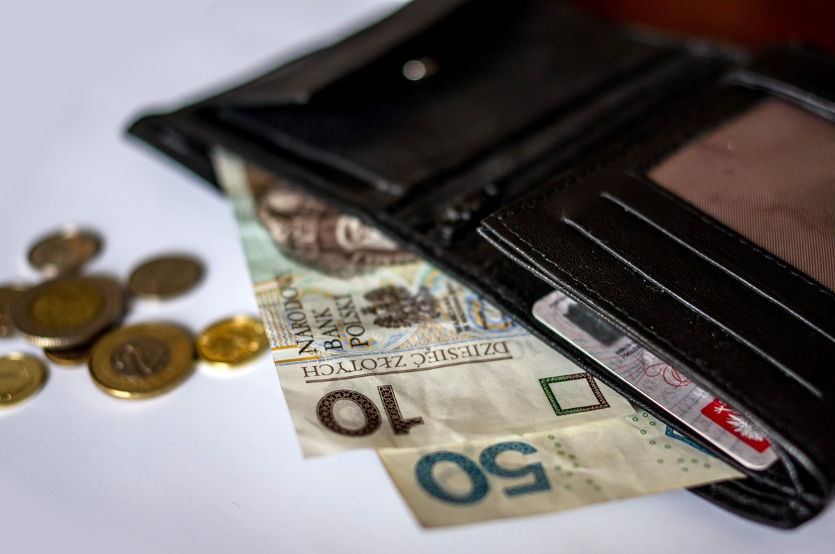 Kalwaryjski policjant znalazł portfel z 1300 zł