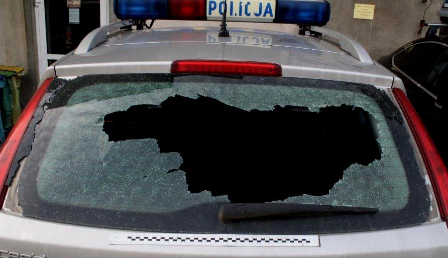 Kalwarianin zaatakował policyjny radiowóz i wybił w nim szybę