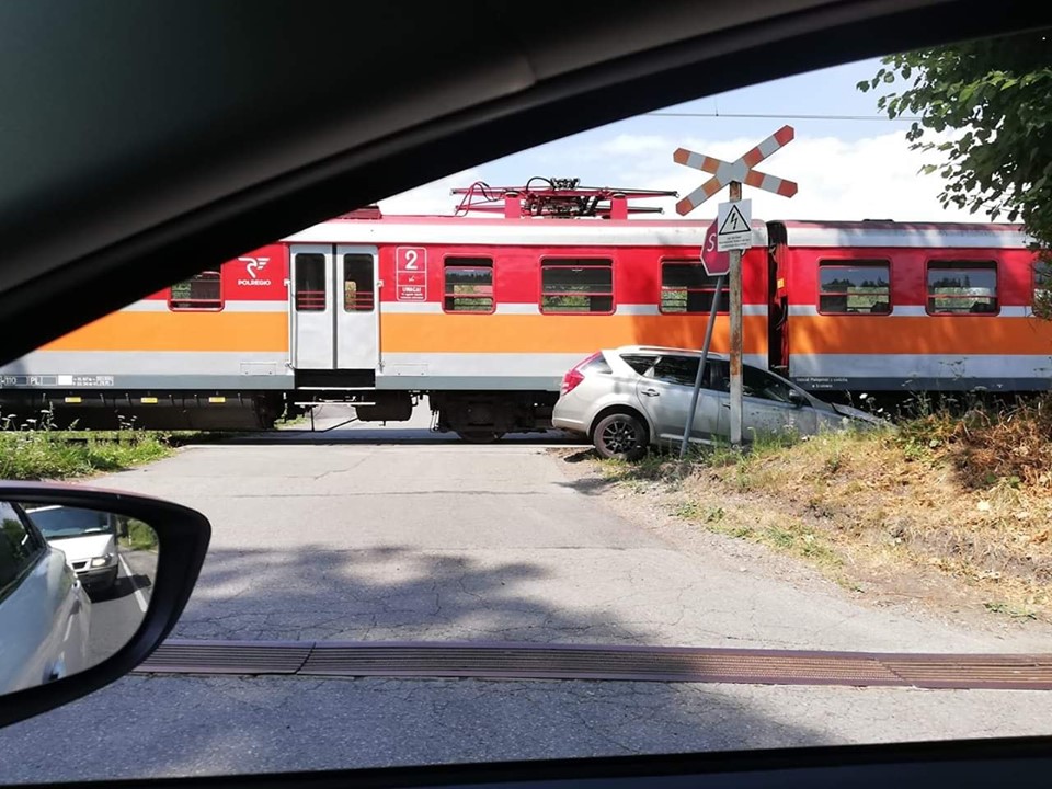 Kolizja samochodu osobowego i pociągu w Barwałdzie Górnym