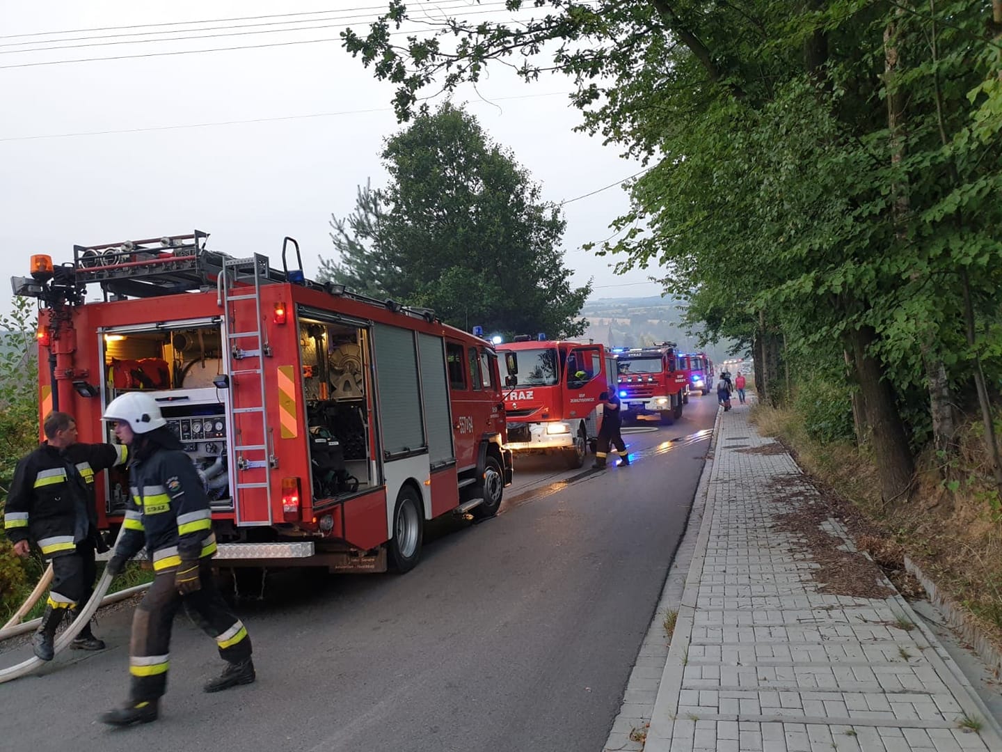 Płonął budynek w Podolanach – wszystkie jednostki OSP w gminie wysłały swoje wozy bojowe na miejsce
