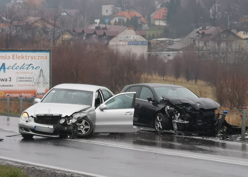 Wypadek na krajówce (DK 52) w Kalwarii – droga zablokowana trwa akcja ratunkowa