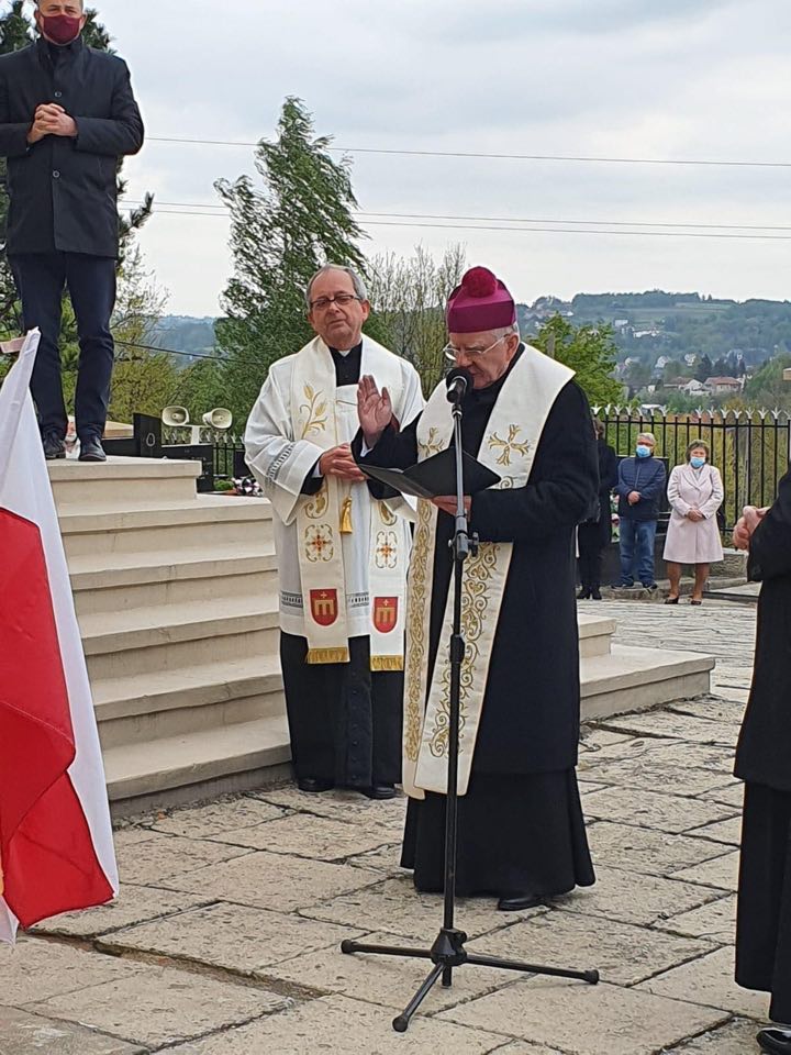 Ks Arcybiskup Marek Jędraszewski poświęcił tablice upamiętniającą dwa ważne wydarzenia związane z parafią kalwaryjską i Janem Pawłem II