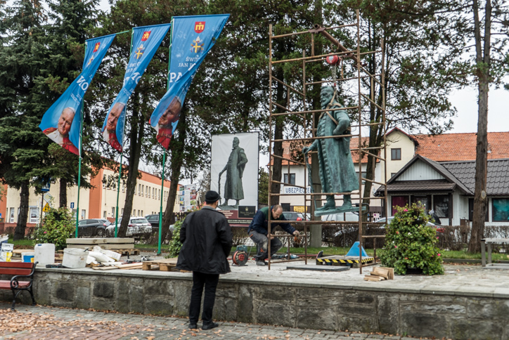 Trwa montaż pomnika Mikołaja Zebrzydowskiego na kalwaryjskim rynku