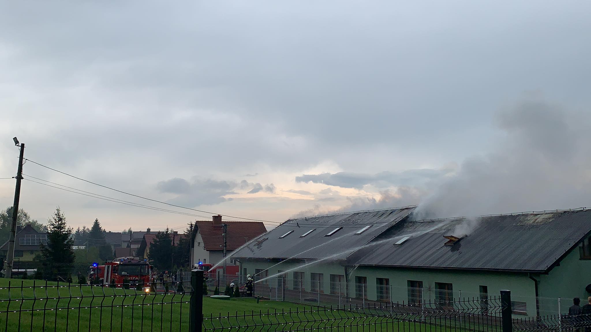Płonie budynek jednej z firm obuwniczych w Leńczach