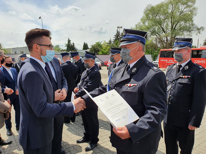 Strażacy Ochotnicy z OSP w Przytkowicach odebrali promesę od Komendy Głównej PSP na zakup nowego wozu strażackiego