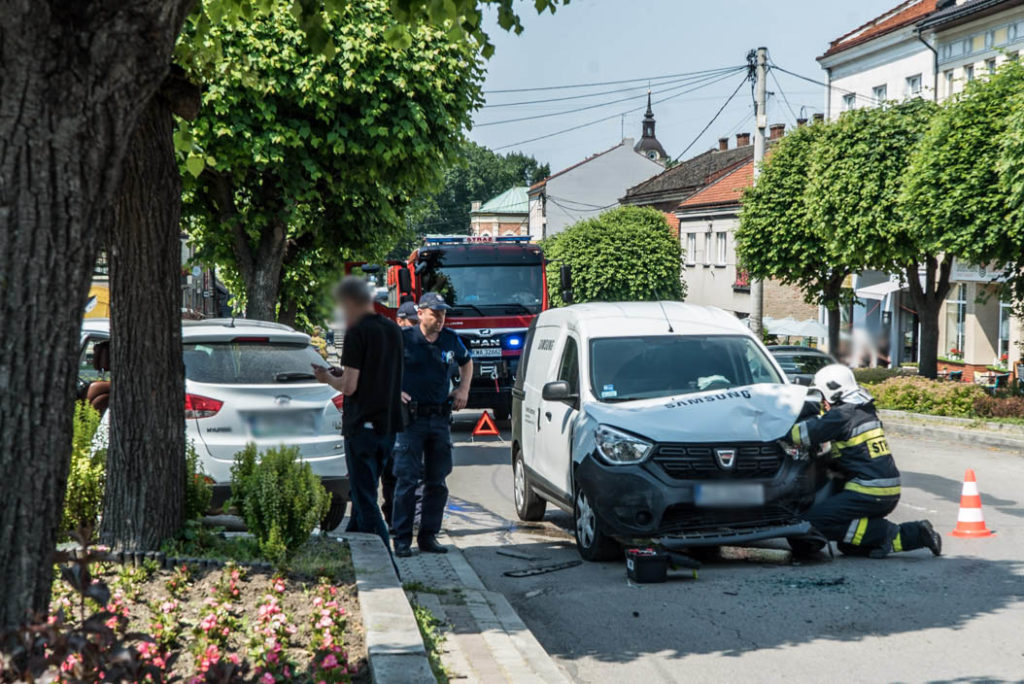 Zderzenie 3 pojazdów na ul. 3 Maja w Kalwarii