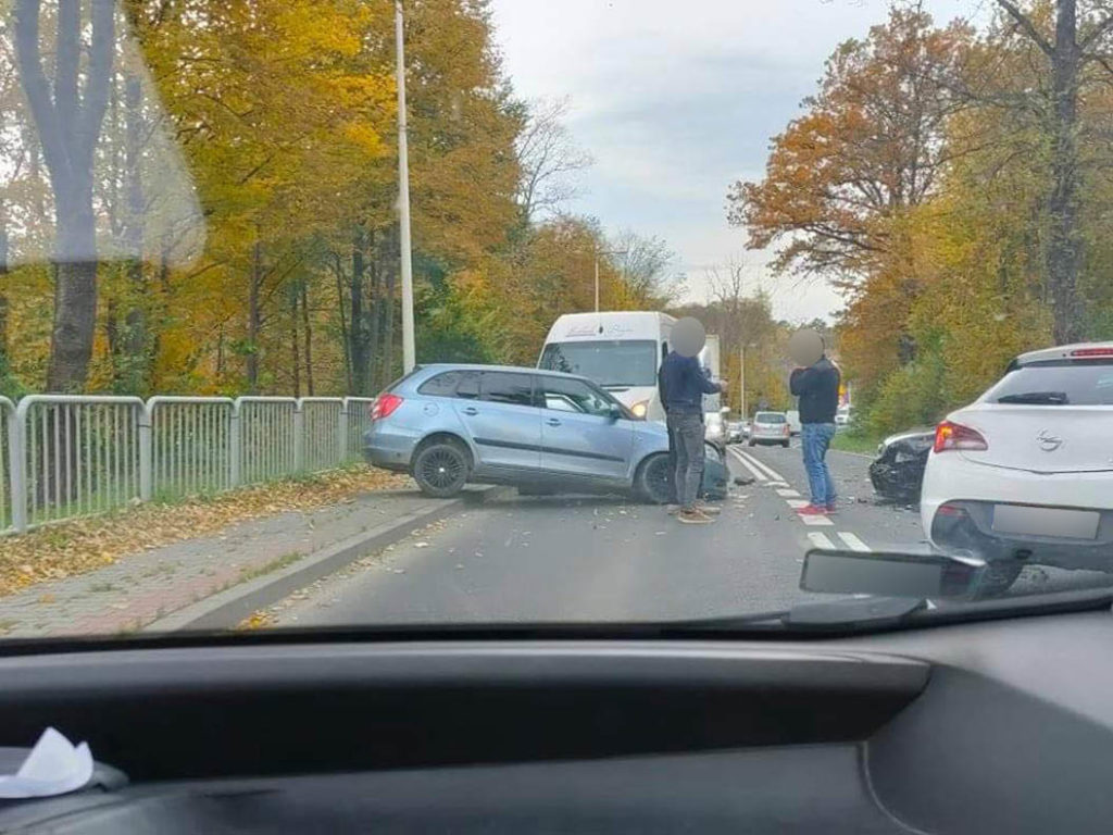 Po wypadku w Barwałdzie droga była zablokowana, a jeden z kierowców uciekł