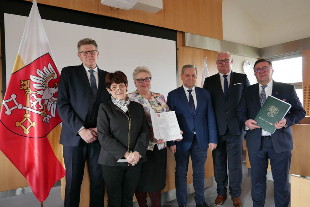 Umowy na budowę hal sportowych w Andrychowie i Wadowicach podpisane. Powiat rozpoczyna inwestycje warte ponad 30 mln złotych!