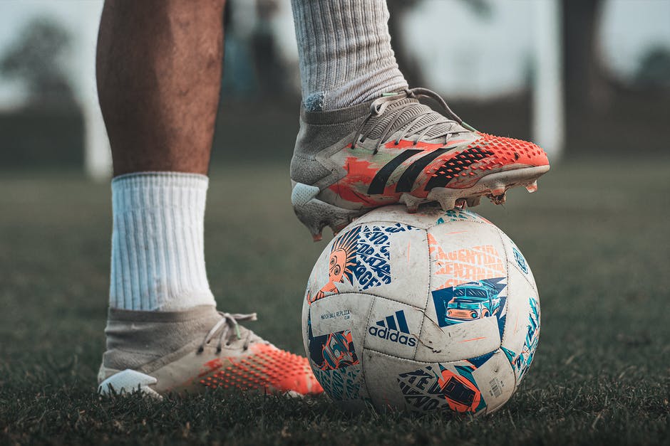 Buty do piłki nożnej – korki i nie tylko