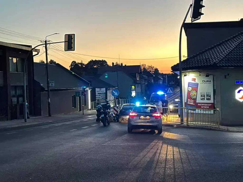 Wieczorne zderzenie osobówki i motocykla w Kalwarii