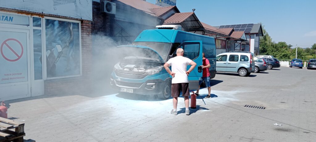 Na ul. Targowej w Kalwarii doszło do zapalenia się samochodu dostawczego