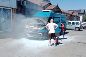 Na ul. Targowej w Kalwarii doszło do zapalenia się samochodu dostawczego