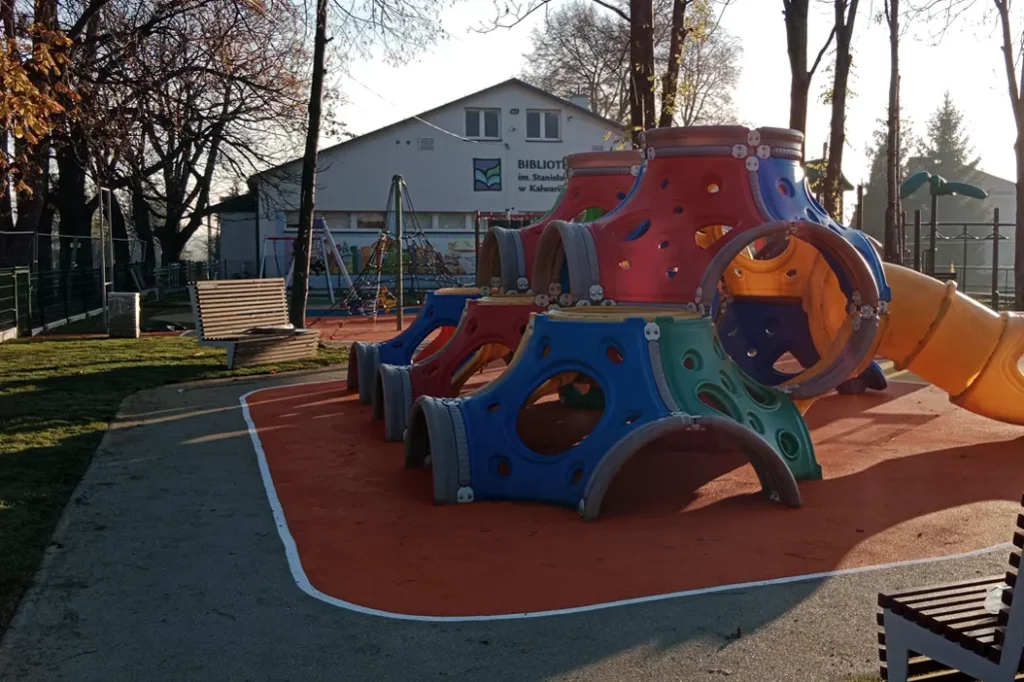 Do końca miesiąca mają zakończyć się prace przy placu zabaw na Al. Jana Pawła II w Kalwarii