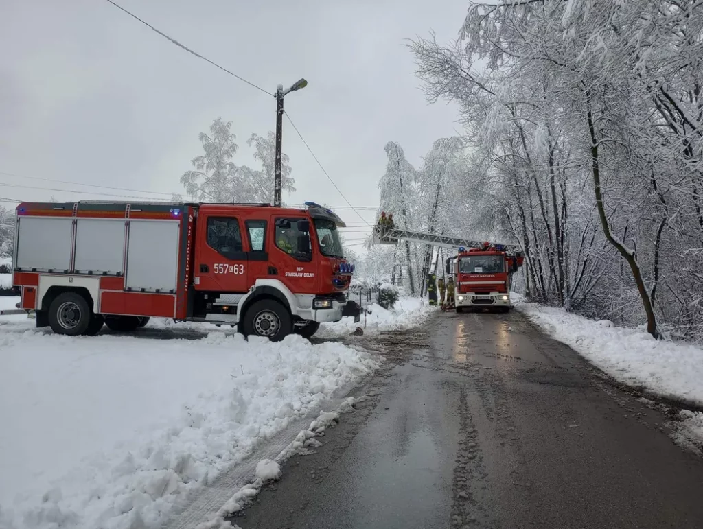 Po opadach śniegu nadal wiele domów bez prądu, a strażacy wyjeżdżali dziesiątki razy