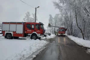 Po opadach śniegu nadal wiele domów bez prądu, a strażacy wyjeżdżali dziesiątki razy