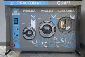 Na terenie Parku Handlowego w Kalwarii Zebrzydowskiej pojawił się Pralkomat. Jak działa i ile kosztują pranie z suszeniem?