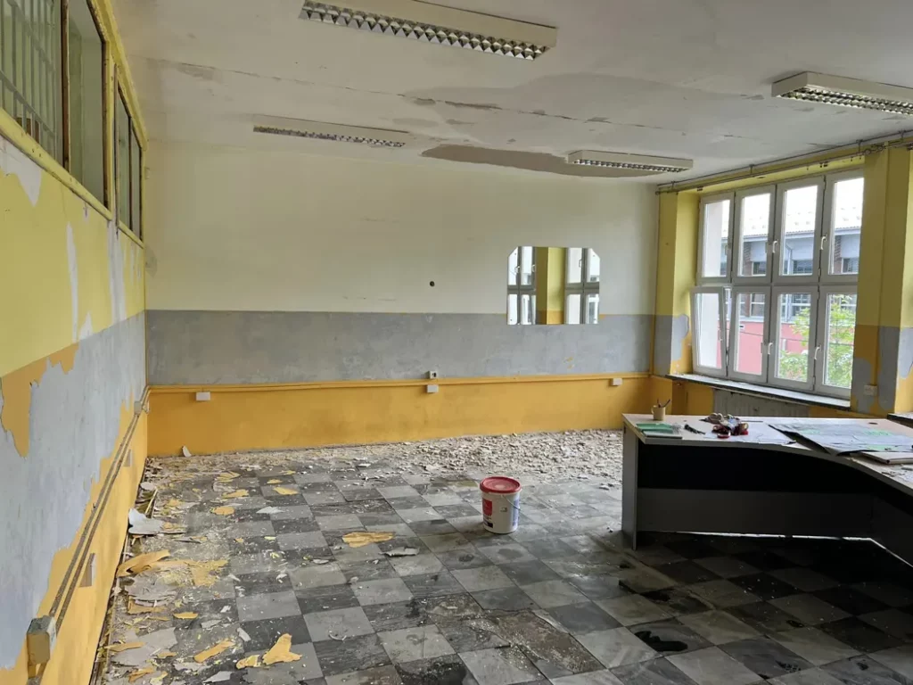 Deszcz zalał remontowaną szkołę w Kalwarii Zebrzydowskiej, Radny żąda wyjaśnień i interwencji