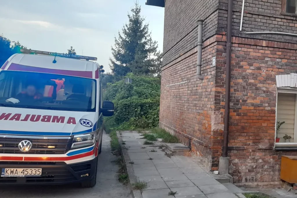 Interwencja służb ratunkowych w Kalwarii na ul. Kolejowej. Nie żyje starszy meżczyzna