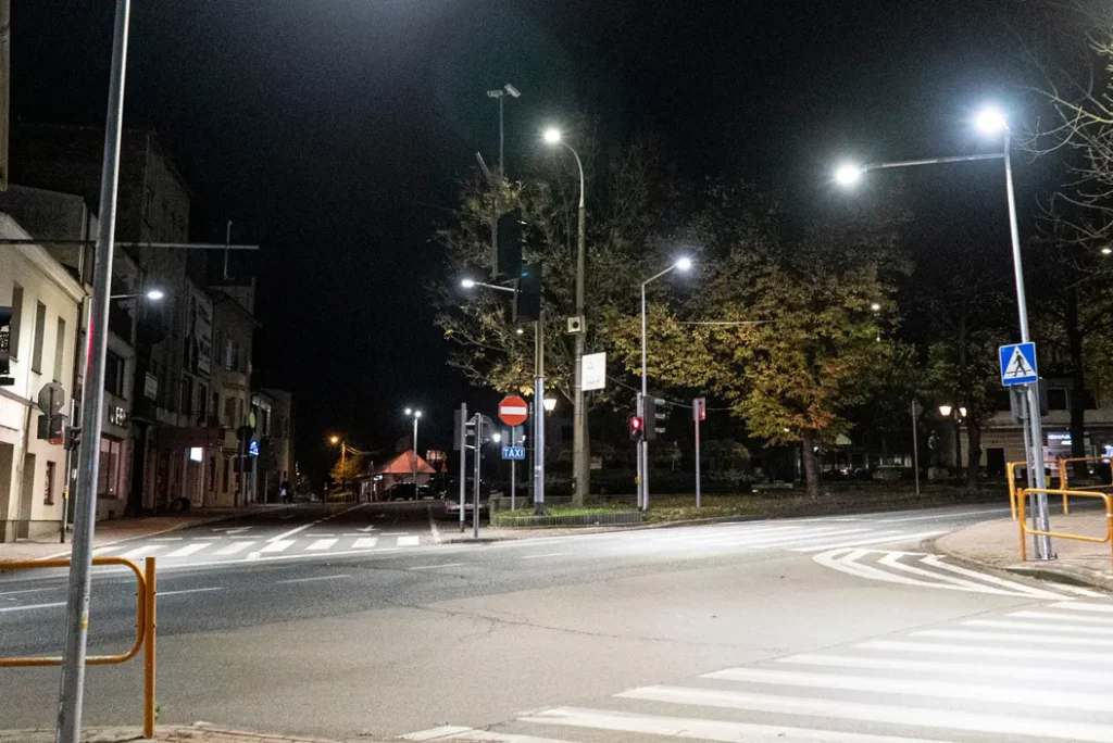 Poprawa bezpieczeństwa ruchu drogowego na przejściach dla pieszych w Kalwarii Zebrzydowskiej: Nowe oświetlenie dla mieszkańców.