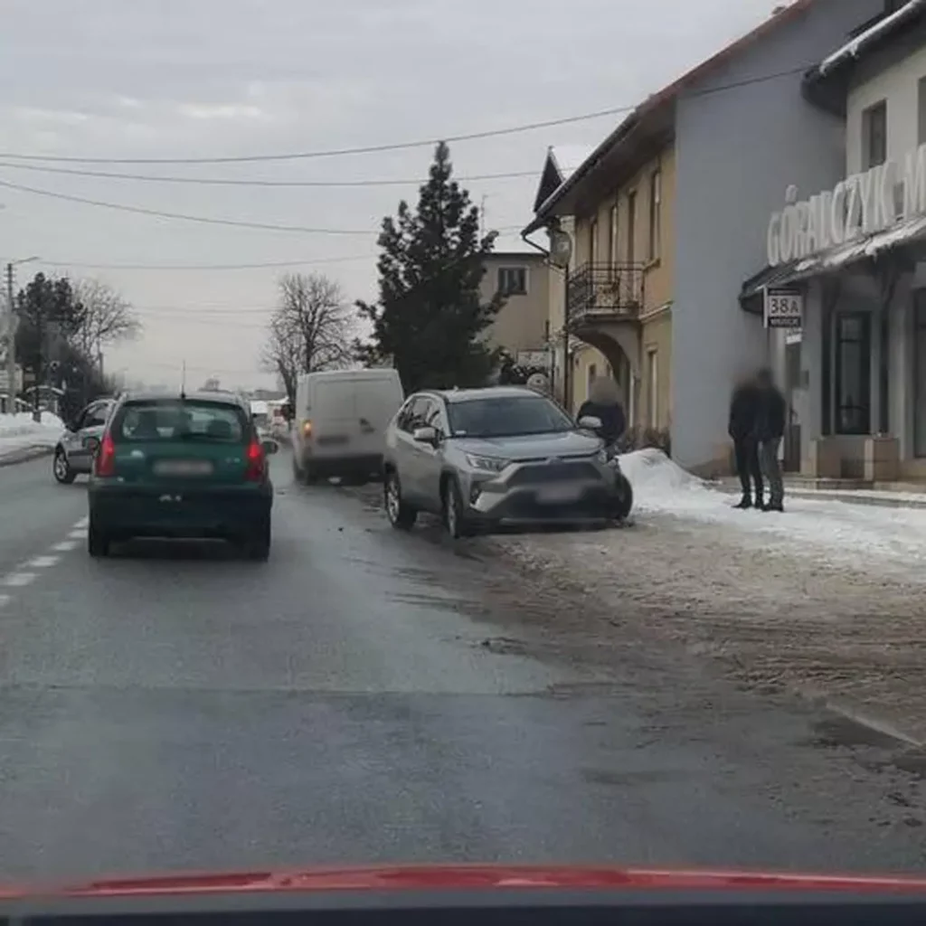 Trudne warunki drogowe przyczyną kolizji w Kalwarii i Brodach