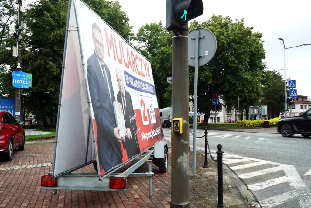 Ktoś „mądry” zasłonił w Kalwarii widok na wejście na przejście dla pieszych na krajówce banerem wyborczym