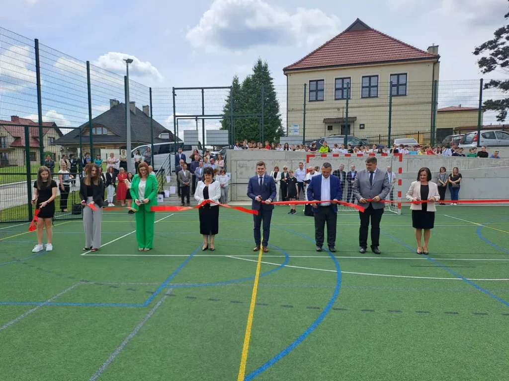 Uroczyście odebrano wielofunkcyjne boisko sportowe w Stanisławiu Dolnym