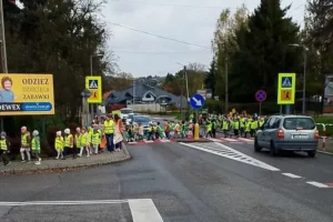 Odblaskowy Pochód w Kalwarii Zebrzydowskiej – tradycja bezpieczeństwa na drodze