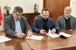 Podpisano umowy na budowę nowych sal gimnastycznych w Gminie Kalwaria Zebrzydowska