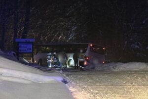 Najpierw zawisł nad skarpą, aby potem rozbić się o drzewo