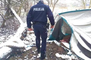 Policjanci z Kalwarii pomogli 55 latkowi podczas siarczystych mrozów