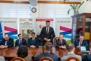 Wsparcie z poziomu województwa przynosi efekty. Marszałek Łukasz Smółka w Kalwarii Zebrzydowskiej