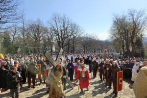 Kard. Grzegorz Ryś na drodze krzyżowej w Kalwarii Zebrzydowskiej o stawianiu granic złu, Jezusowej władzy nad sercem i konieczności solidarności z grzesznikiem